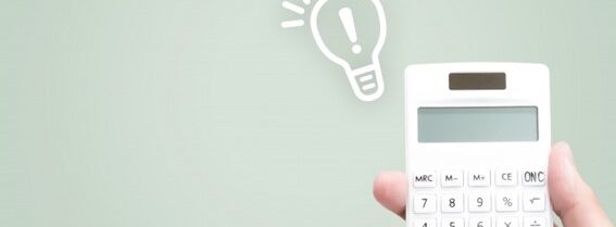 電卓で金額を算出している様子