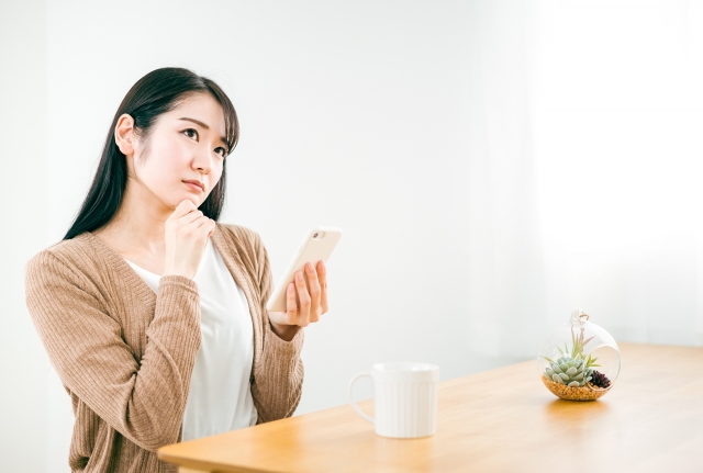 インプラント治療を考えている女性