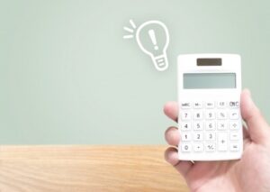 電卓で金額を算出している様子