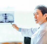 結合不全について説明する歯科医師