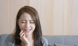 歯を痛がる女性