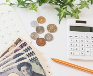 お金や電卓の写真