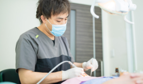 施術中の医師