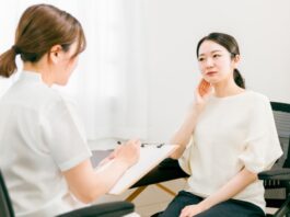 歯に違和感があり、受診している女性