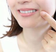 歯を見せる女性