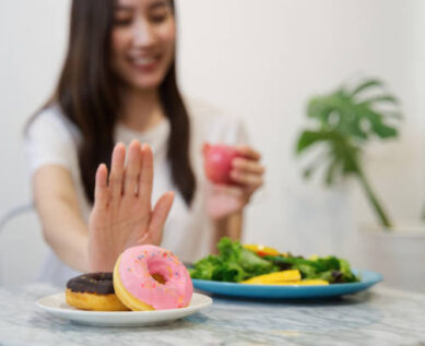 食べ物を自粛する様子